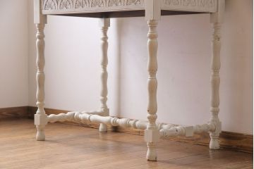 アンティーク家具　イギリスアンティーク　素朴な彫りが愛らしいアイボリーペイントのサイドテーブル(テーブル、コーヒーテーブル、花台)