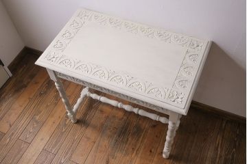 アンティーク家具　イギリスアンティーク　素朴な彫りが愛らしいアイボリーペイントのサイドテーブル(テーブル、コーヒーテーブル、花台)