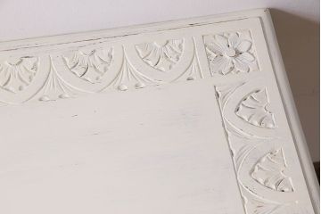 アンティーク家具　イギリスアンティーク　素朴な彫りが愛らしいアイボリーペイントのサイドテーブル(テーブル、コーヒーテーブル、花台)