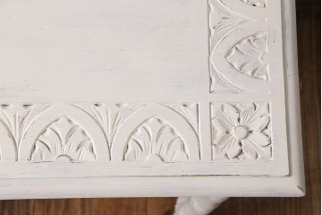 アンティーク家具　イギリスアンティーク　素朴な彫りが愛らしいアイボリーペイントのサイドテーブル(テーブル、コーヒーテーブル、花台)