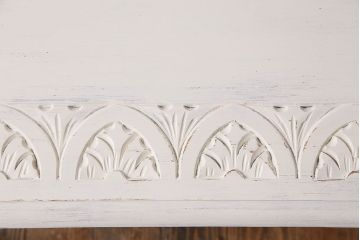 アンティーク家具　イギリスアンティーク　素朴な彫りが愛らしいアイボリーペイントのサイドテーブル(テーブル、コーヒーテーブル、花台)