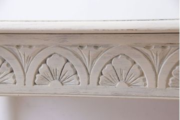 アンティーク家具　イギリスアンティーク　素朴な彫りが愛らしいアイボリーペイントのサイドテーブル(テーブル、コーヒーテーブル、花台)