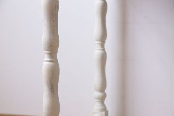 アンティーク家具　イギリスアンティーク　素朴な彫りが愛らしいアイボリーペイントのサイドテーブル(テーブル、コーヒーテーブル、花台)