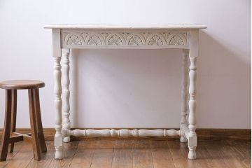 アンティーク家具　イギリスアンティーク　素朴な彫りが愛らしいアイボリーペイントのサイドテーブル(テーブル、コーヒーテーブル、花台)