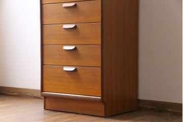 ヴィンテージ家具　北欧ビンテージ　木の温もりを感じるチーク材の縦型チェスト(引き出し・サイドチェスト)