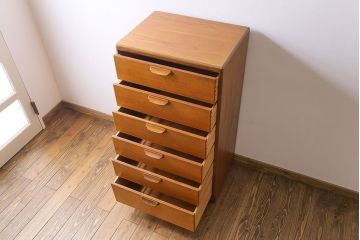 ヴィンテージ家具　北欧ビンテージ　木の温もりを感じるチーク材の縦型チェスト(引き出し・サイドチェスト)