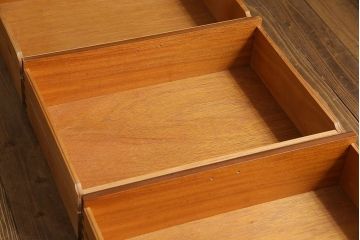 ヴィンテージ家具　北欧ビンテージ　木の温もりを感じるチーク材の縦型チェスト(引き出し・サイドチェスト)