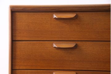 ヴィンテージ家具　北欧ビンテージ　木の温もりを感じるチーク材の縦型チェスト(引き出し・サイドチェスト)