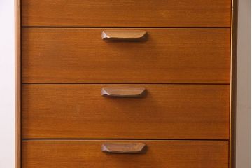 ヴィンテージ家具　北欧ビンテージ　木の温もりを感じるチーク材の縦型チェスト(引き出し・サイドチェスト)