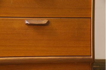 ヴィンテージ家具　北欧ビンテージ　木の温もりを感じるチーク材の縦型チェスト(引き出し・サイドチェスト)