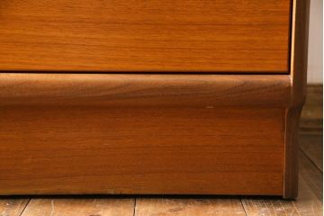 ヴィンテージ家具　北欧ビンテージ　木の温もりを感じるチーク材の縦型チェスト(引き出し・サイドチェスト)