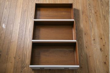 アンティーク家具　イギリスアンティーク　淡い色合いと上品なデザインが魅力のペイントチェスト(サイドチェスト、引き出し)