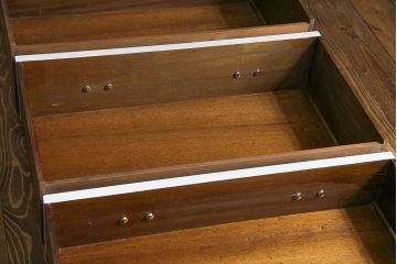 アンティーク家具　イギリスアンティーク　淡い色合いと上品なデザインが魅力のペイントチェスト(サイドチェスト、引き出し)