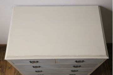 アンティーク家具　イギリスアンティーク　淡い色合いと上品なデザインが魅力のペイントチェスト(サイドチェスト、引き出し)