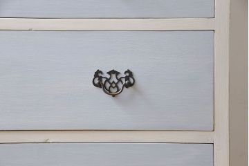 アンティーク家具　イギリスアンティーク　淡い色合いと上品なデザインが魅力のペイントチェスト(サイドチェスト、引き出し)