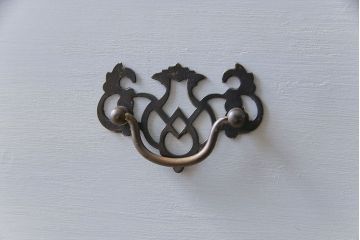 アンティーク家具　イギリスアンティーク　淡い色合いと上品なデザインが魅力のペイントチェスト(サイドチェスト、引き出し)