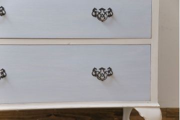 アンティーク家具　イギリスアンティーク　淡い色合いと上品なデザインが魅力のペイントチェスト(サイドチェスト、引き出し)