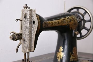 アンティーク雑貨　ジャンク品　シンガー(SINGER)　スフィンクス柄　華やかな装飾が味わい深いミシン(シンガーミシン、脚なし)