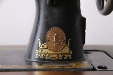 アンティーク雑貨　ジャンク品　シンガー(SINGER)　スフィンクス柄　華やかな装飾が味わい深いミシン(シンガーミシン、脚なし)