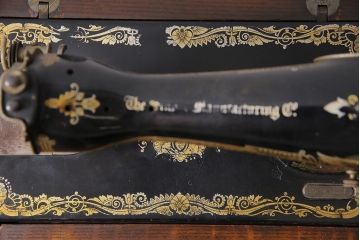 アンティーク雑貨　ジャンク品　シンガー(SINGER)　スフィンクス柄　華やかな装飾が味わい深いミシン(シンガーミシン、脚なし)