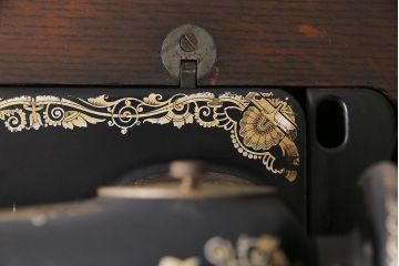 アンティーク雑貨　ジャンク品　シンガー(SINGER)　スフィンクス柄　華やかな装飾が味わい深いミシン(シンガーミシン、脚なし)
