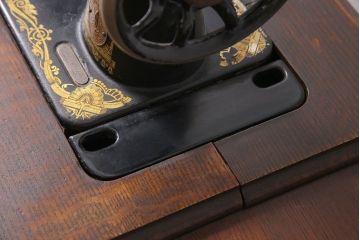 アンティーク雑貨　ジャンク品　シンガー(SINGER)　スフィンクス柄　華やかな装飾が味わい深いミシン(シンガーミシン、脚なし)