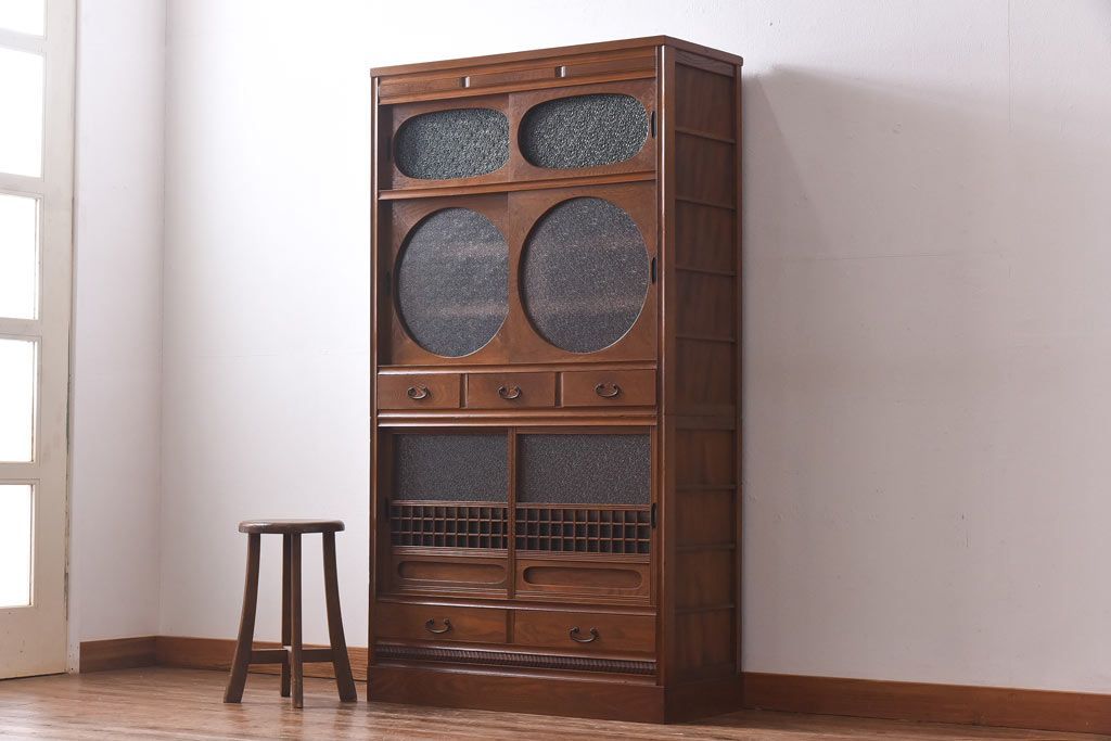 レトロ家具　当時物色ガラス入り　栗材　丸窓が可愛らしいレトロな重ね戸棚(収納棚)