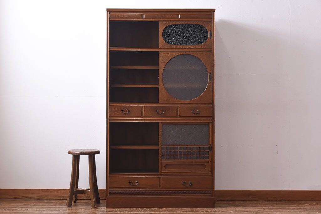 レトロ家具　当時物色ガラス入り　栗材　丸窓が可愛らしいレトロな重ね戸棚(収納棚)