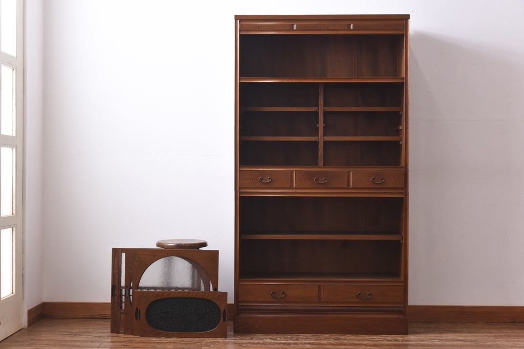 レトロ家具　当時物色ガラス入り　栗材　丸窓が可愛らしいレトロな重ね戸棚(収納棚)