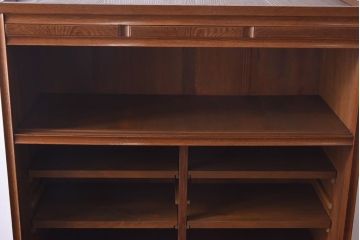 レトロ家具　当時物色ガラス入り　栗材　丸窓が可愛らしいレトロな重ね戸棚(収納棚)