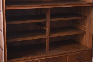 レトロ家具　当時物色ガラス入り　栗材　丸窓が可愛らしいレトロな重ね戸棚(収納棚)