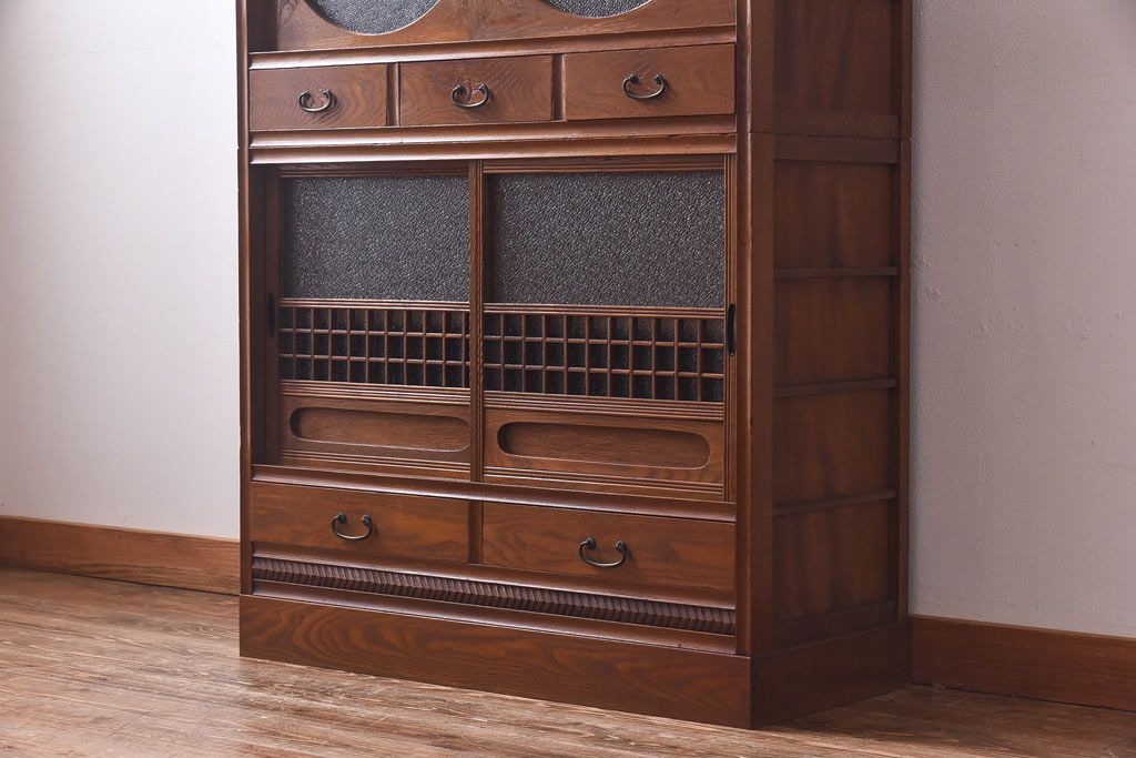 レトロ家具　当時物色ガラス入り　栗材　丸窓が可愛らしいレトロな重ね戸棚(収納棚)