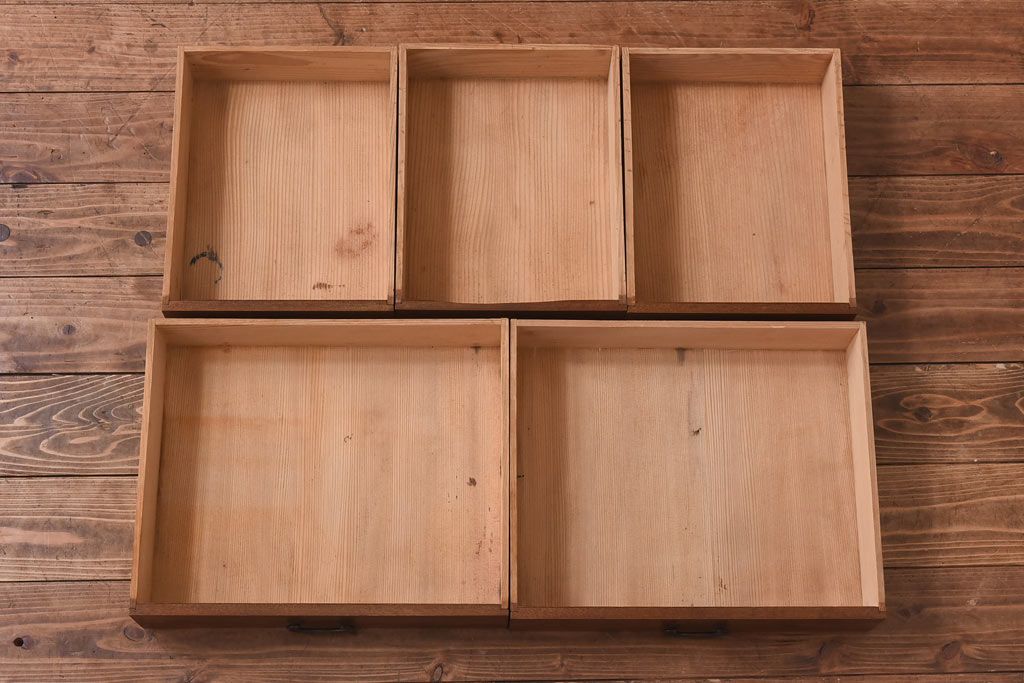 レトロ家具　当時物色ガラス入り　栗材　丸窓が可愛らしいレトロな重ね戸棚(収納棚)