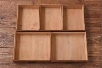 レトロ家具　当時物色ガラス入り　栗材　丸窓が可愛らしいレトロな重ね戸棚(収納棚)