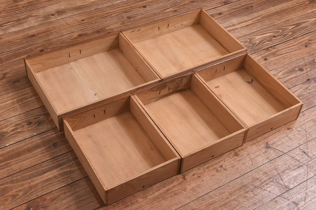 レトロ家具　当時物色ガラス入り　栗材　丸窓が可愛らしいレトロな重ね戸棚(収納棚)