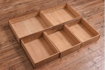 レトロ家具　当時物色ガラス入り　栗材　丸窓が可愛らしいレトロな重ね戸棚(収納棚)