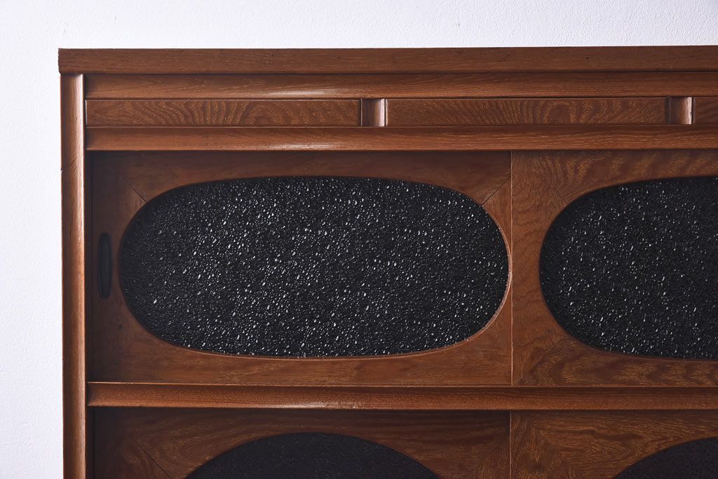 レトロ家具　当時物色ガラス入り　栗材　丸窓が可愛らしいレトロな重ね戸棚(収納棚)