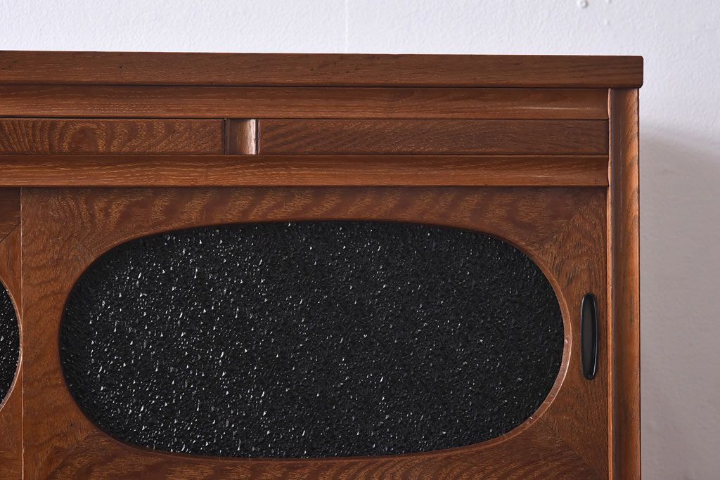 レトロ家具　当時物色ガラス入り　栗材　丸窓が可愛らしいレトロな重ね戸棚(収納棚)