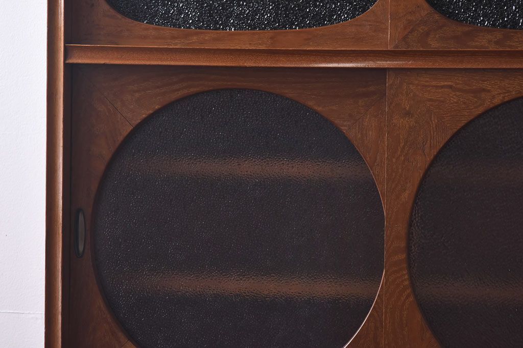 レトロ家具　当時物色ガラス入り　栗材　丸窓が可愛らしいレトロな重ね戸棚(収納棚)