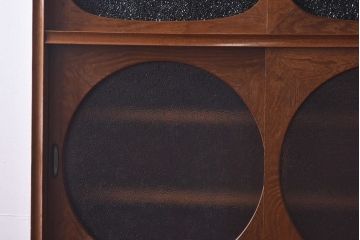 レトロ家具　当時物色ガラス入り　栗材　丸窓が可愛らしいレトロな重ね戸棚(収納棚)