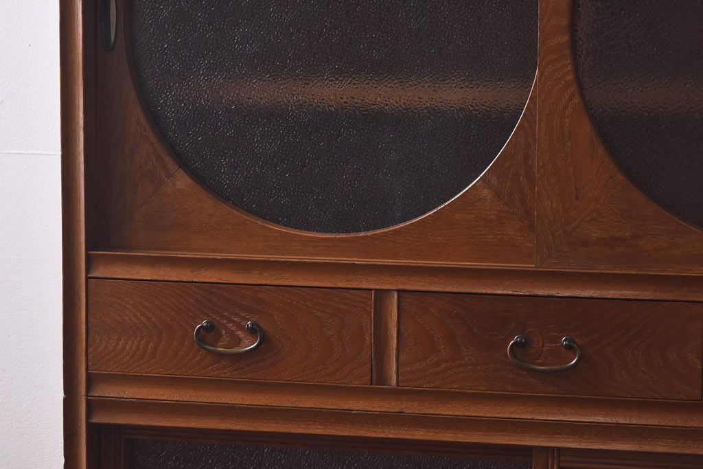 レトロ家具　当時物色ガラス入り　栗材　丸窓が可愛らしいレトロな重ね戸棚(収納棚)