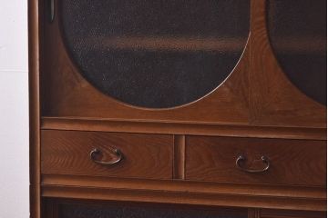 レトロ家具　当時物色ガラス入り　栗材　丸窓が可愛らしいレトロな重ね戸棚(収納棚)