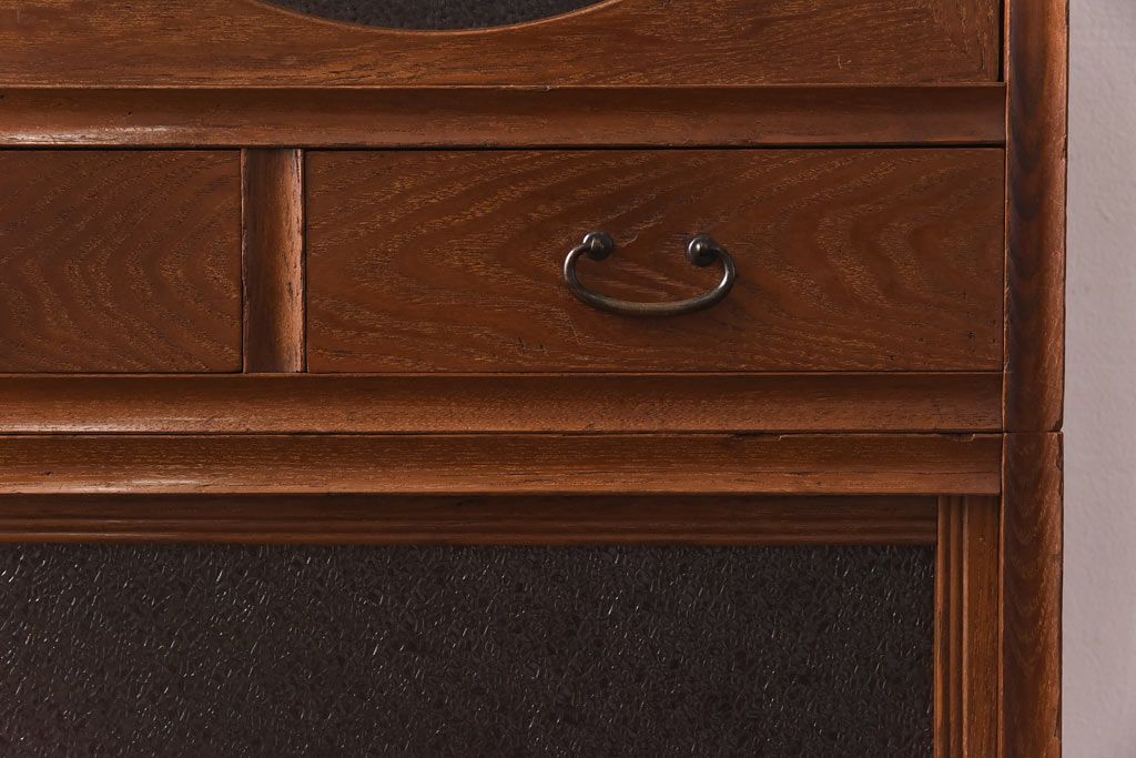 レトロ家具　当時物色ガラス入り　栗材　丸窓が可愛らしいレトロな重ね戸棚(収納棚)