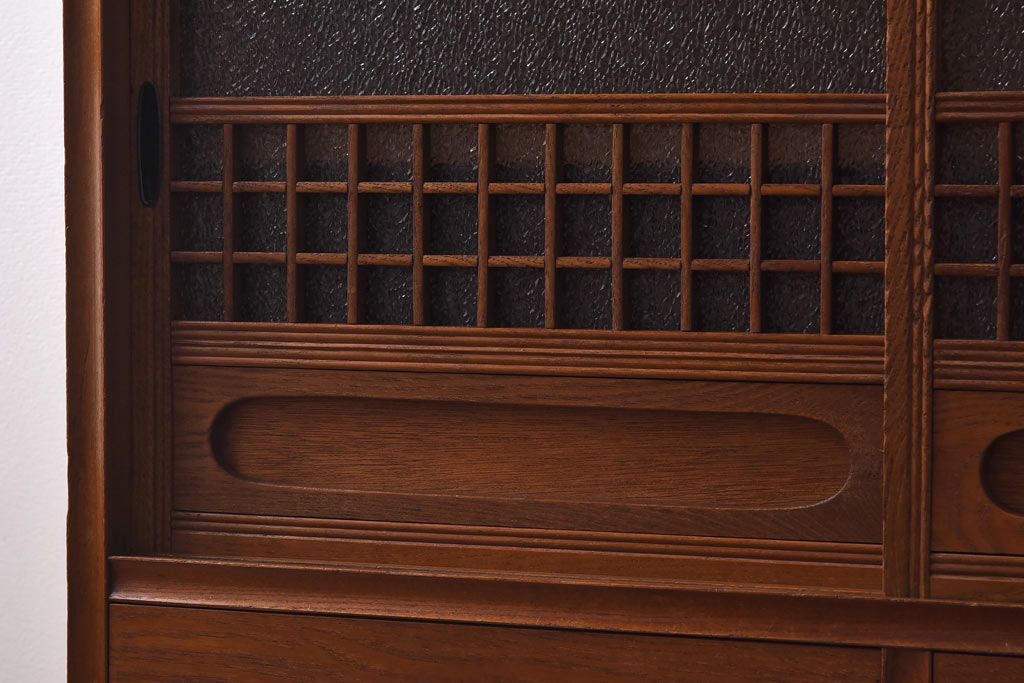 レトロ家具　当時物色ガラス入り　栗材　丸窓が可愛らしいレトロな重ね戸棚(収納棚)