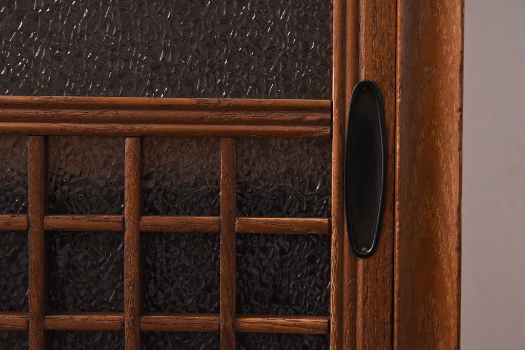 レトロ家具　当時物色ガラス入り　栗材　丸窓が可愛らしいレトロな重ね戸棚(収納棚)