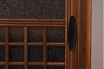 レトロ家具　当時物色ガラス入り　栗材　丸窓が可愛らしいレトロな重ね戸棚(収納棚)