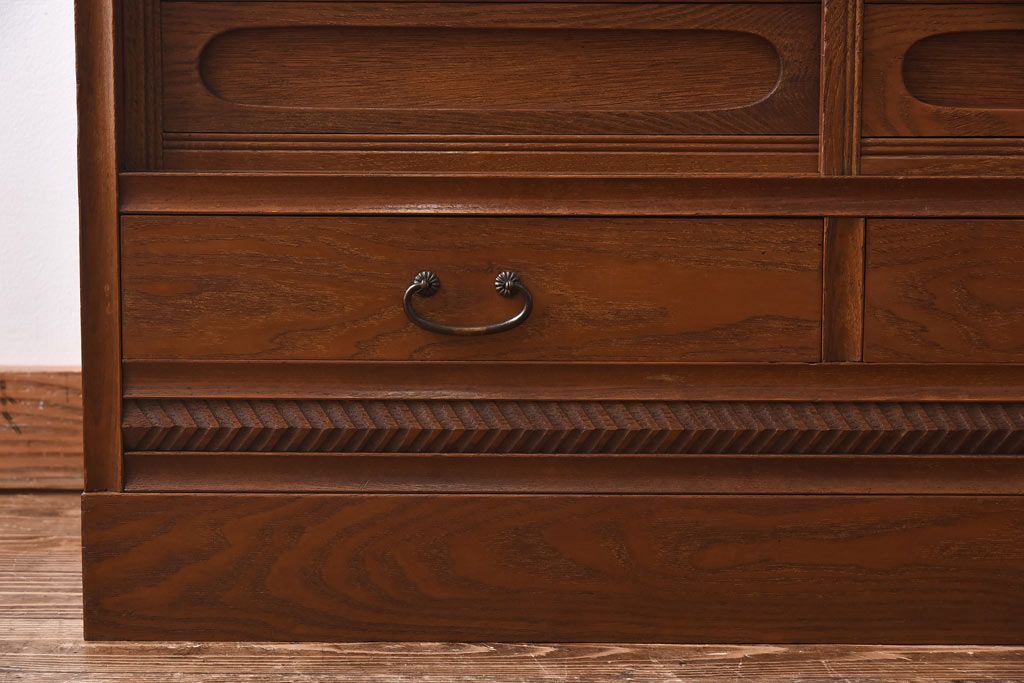 レトロ家具　当時物色ガラス入り　栗材　丸窓が可愛らしいレトロな重ね戸棚(収納棚)