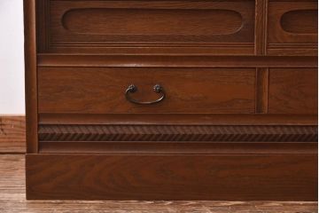 レトロ家具　当時物色ガラス入り　栗材　丸窓が可愛らしいレトロな重ね戸棚(収納棚)