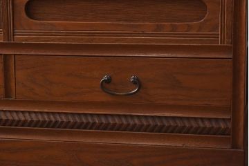 レトロ家具　当時物色ガラス入り　栗材　丸窓が可愛らしいレトロな重ね戸棚(収納棚)