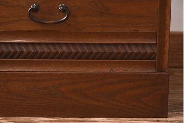 レトロ家具　当時物色ガラス入り　栗材　丸窓が可愛らしいレトロな重ね戸棚(収納棚)